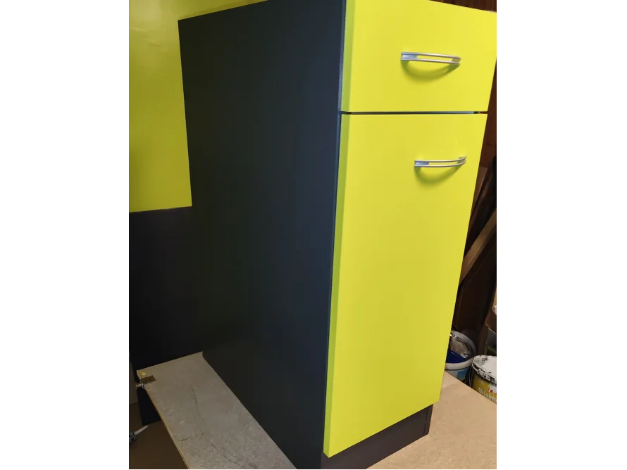 Neongelber Küchenschrank mit zwei Schubladen