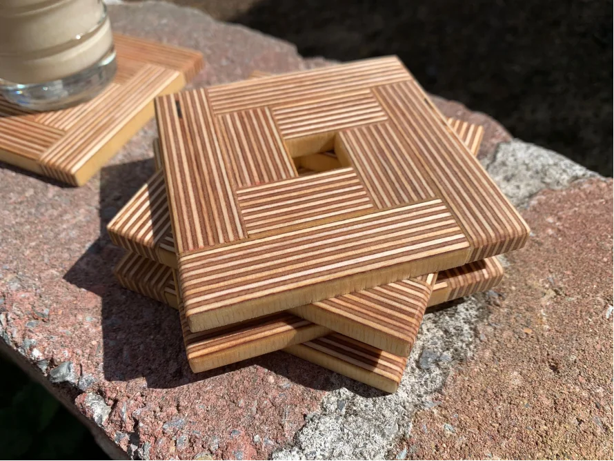 Stapel quadratischer Untersetzer aus Holz