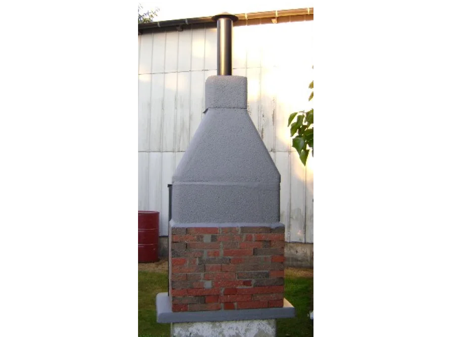 Unfertiger Pizzaofen aus Backstein