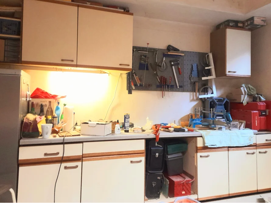 Unordentliche Werkbank in einer Werkstatt