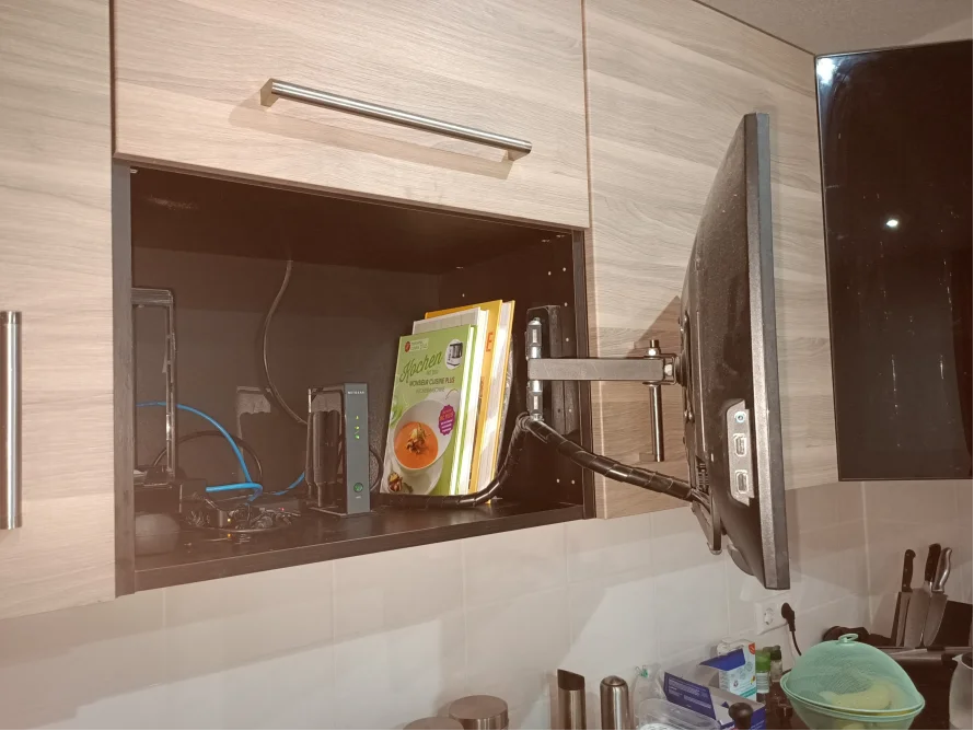 Monitor an einem Schwenkarm in der Küche