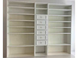 Drei weiße Bücherregale nebeneinander