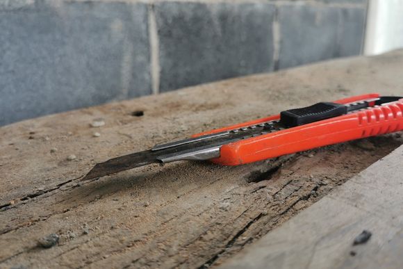 Cuttermesser liegt auf Holz