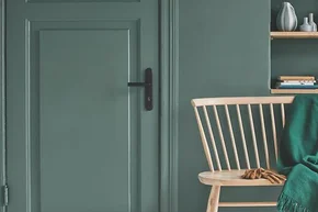 Holzstuhl und Wandregal