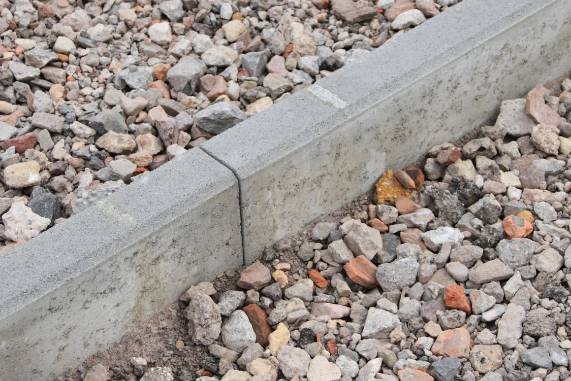 Randstein auf Schotter