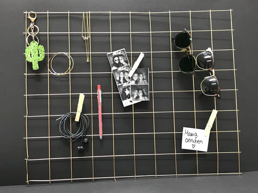 Metallgitter mit persönlichen Gegenständen