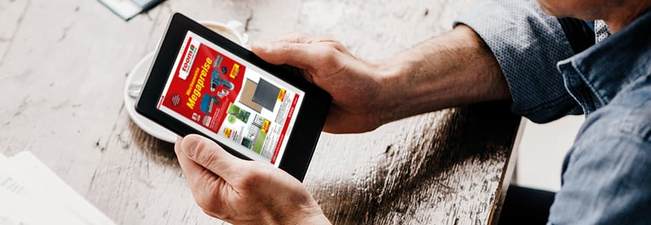Eine Person betrachtet einen digitalen Prospekt auf einem Tablet.