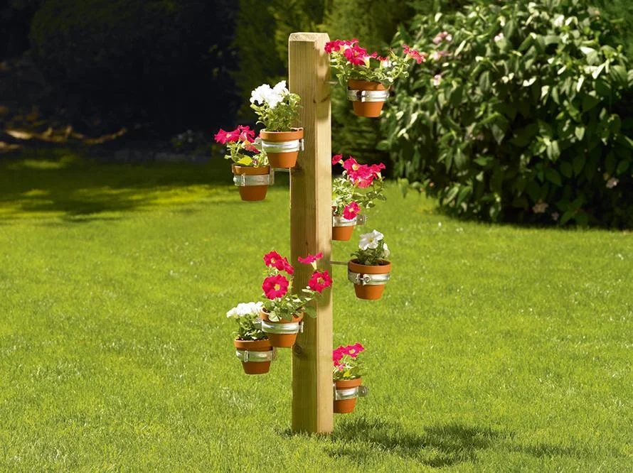 Blumenständer mit Tontöpfen