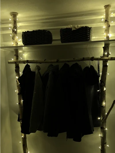 Kleiderständer aus Birkenstämmen