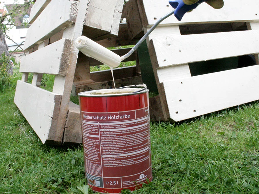Holzschutzfarbe und Farbrolle