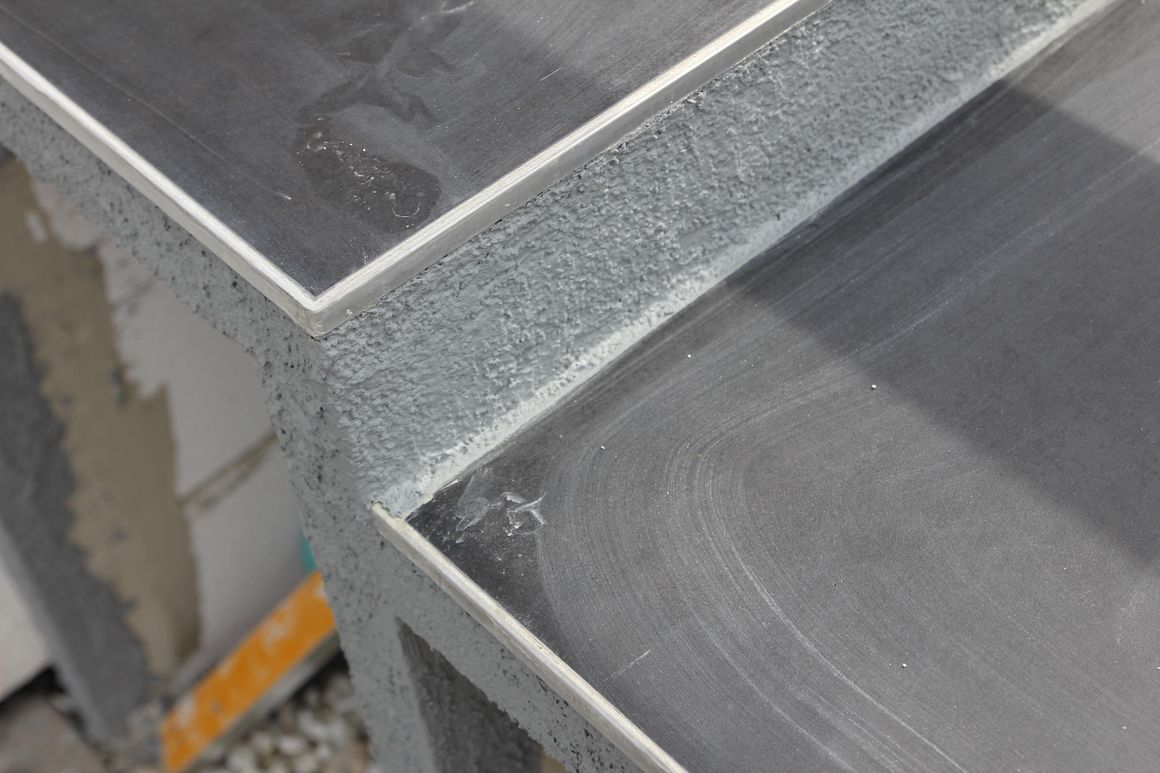 Dunkle Treppe mit Metallkante