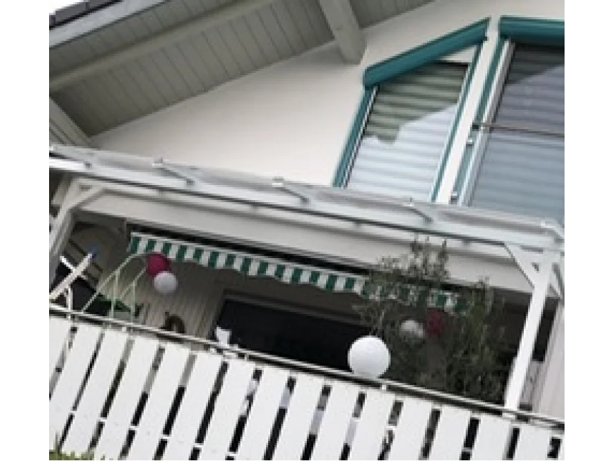 Ein Balkon mit Überdachung und Dekoration.