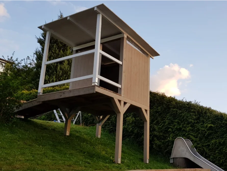 Ein Gartenhaus aus Holz im Bau.