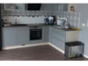 Graue Küche mit Backofen und Mülleimer