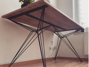 Tisch mit geometrischem Untergestell