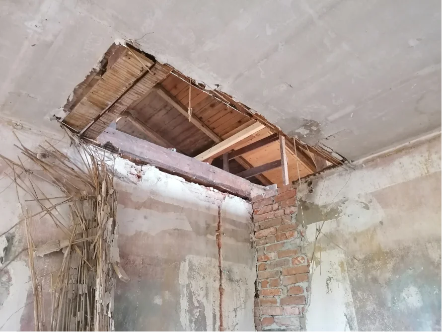 Loch in Decke, Dachbalken sichtbar