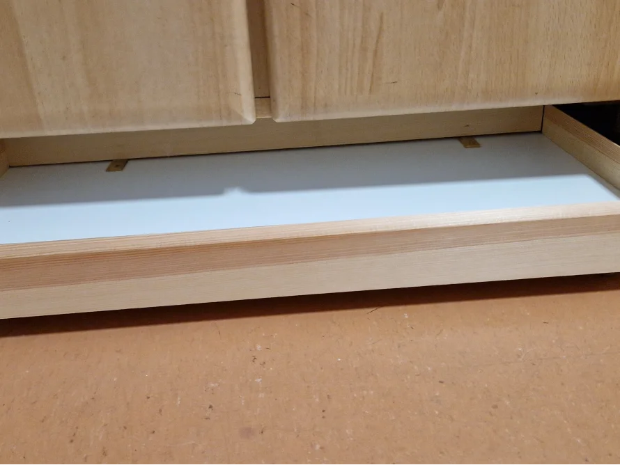 Offene Schublade unter Küchenschrank