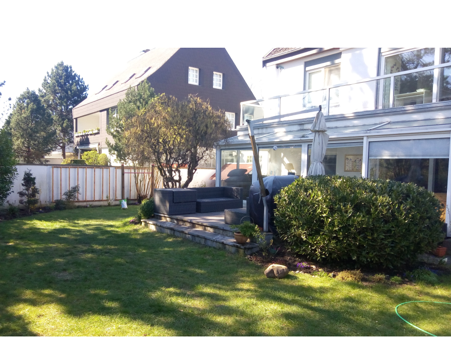 Garten mit Rasenfläche und Terrasse
