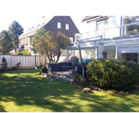 Garten mit Rasenfläche und Terrasse