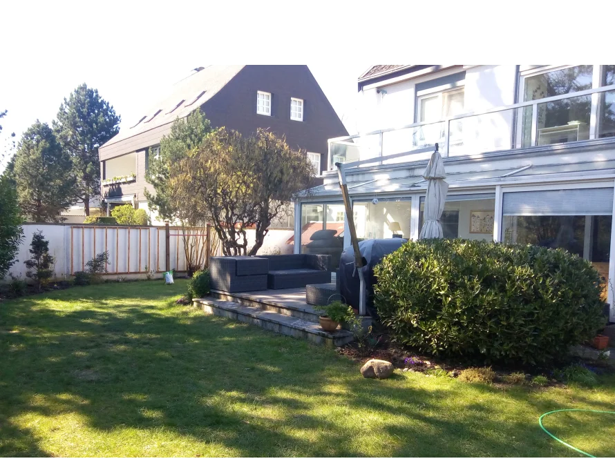 Garten mit Rasenfläche und Terrasse