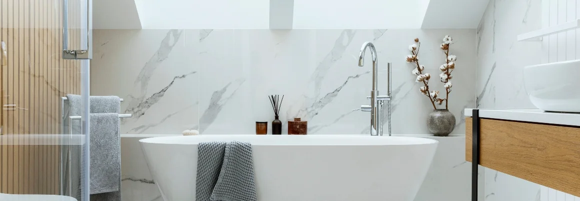 Moderne Badewanne unter Dachfenstern