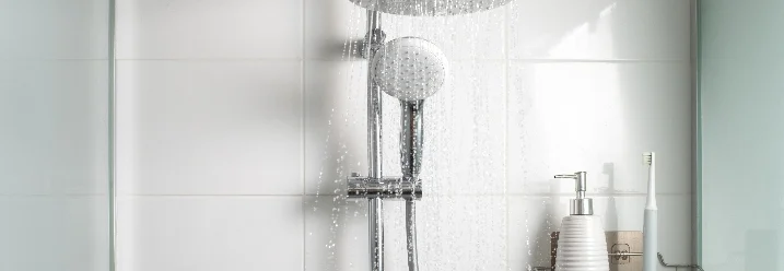 Duschkopf mit laufendem Wasser