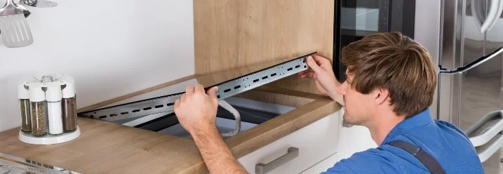 Person montiert ein Element in einer Küche