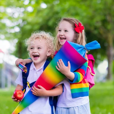 Zwei Kinder mit Schultüte und Ranzen