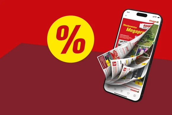 Ein Smartphone zeigt einen digitalen Prospekt mit Angeboten neben einem Prozentzeichen.