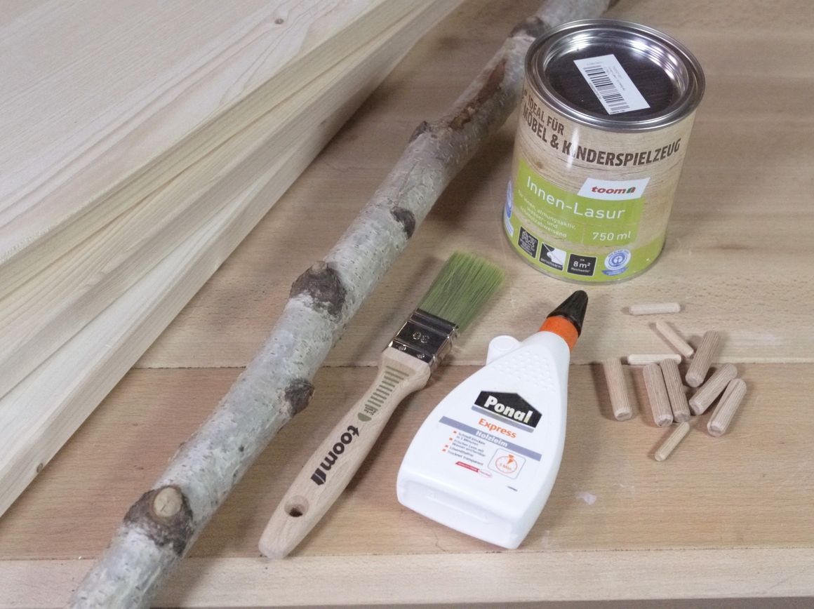 Materialien für ein DIY-Projekt auf einem Tisch