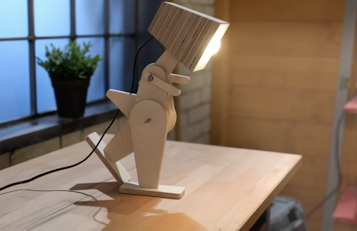 Hölzerne Roboter-Schreibtischlampe