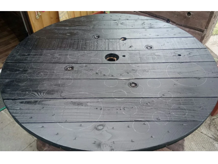 Schwarze Holzplatte mit Markierungen