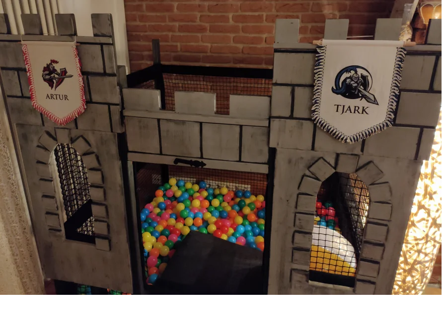 Hölzerne Burg mit Bällebad