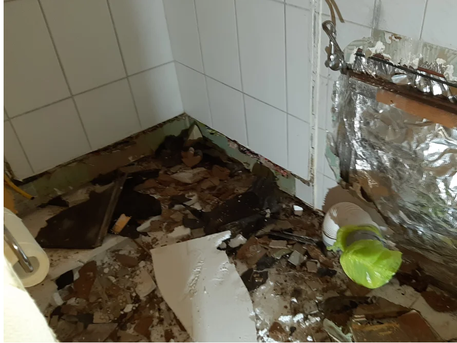 Abgerissenes Badezimmer während Renovierung