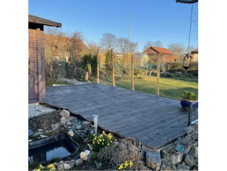 Holzterrasse im Garten