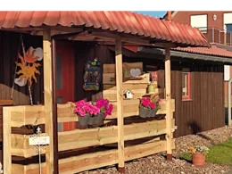 Veranda eines Gartenhauses mit Dekoration