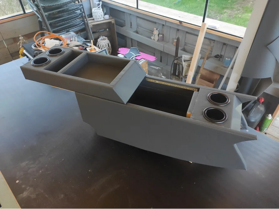 Graue Mittelkonsole mit Getränkehaltern