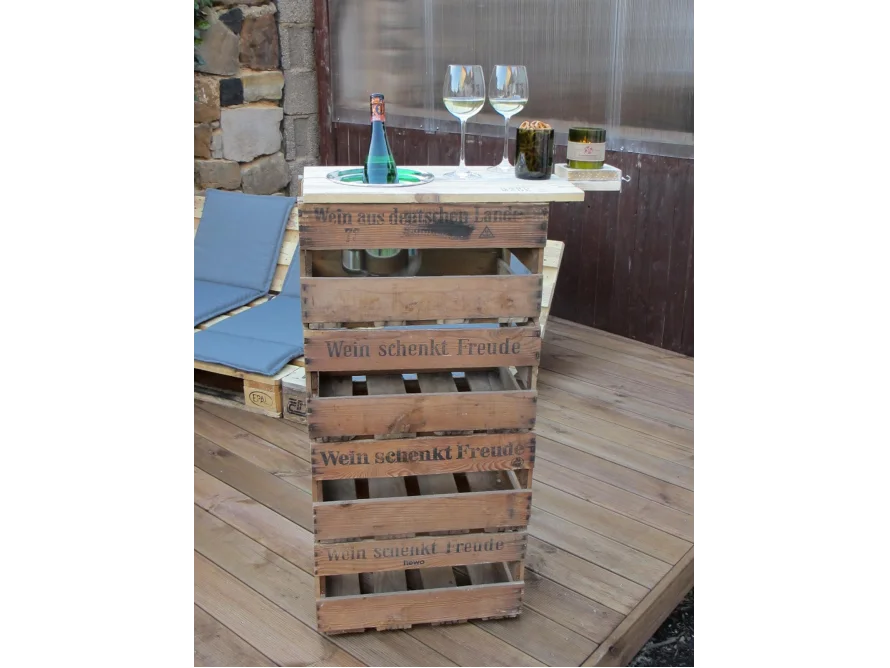 Stehtisch aus Weinkisten