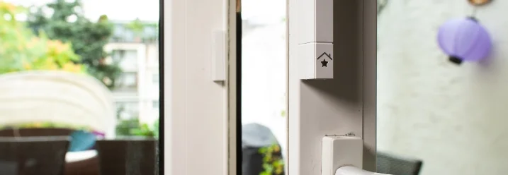 Weißer Türsensor an Terrassentür