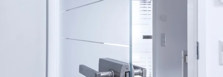 Milchglas-Schiebetür mit Türklinke