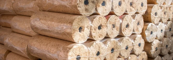 Gestapelte Holzbriketts