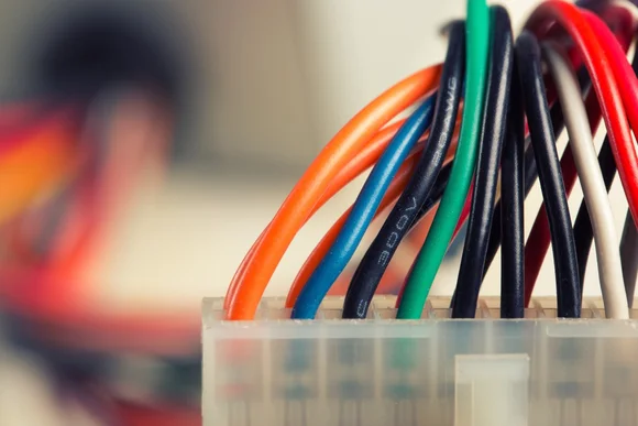 Bunte Kabelstränge am Stromstecker