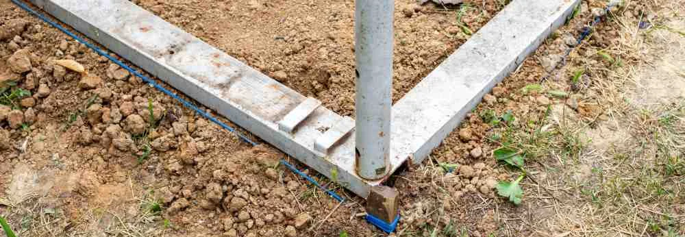 Nahaufnahme einer Ecke des Aluminiumrahmenfundaments