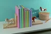 Bunte Bücher zwischen Buchstützen mit Pferden