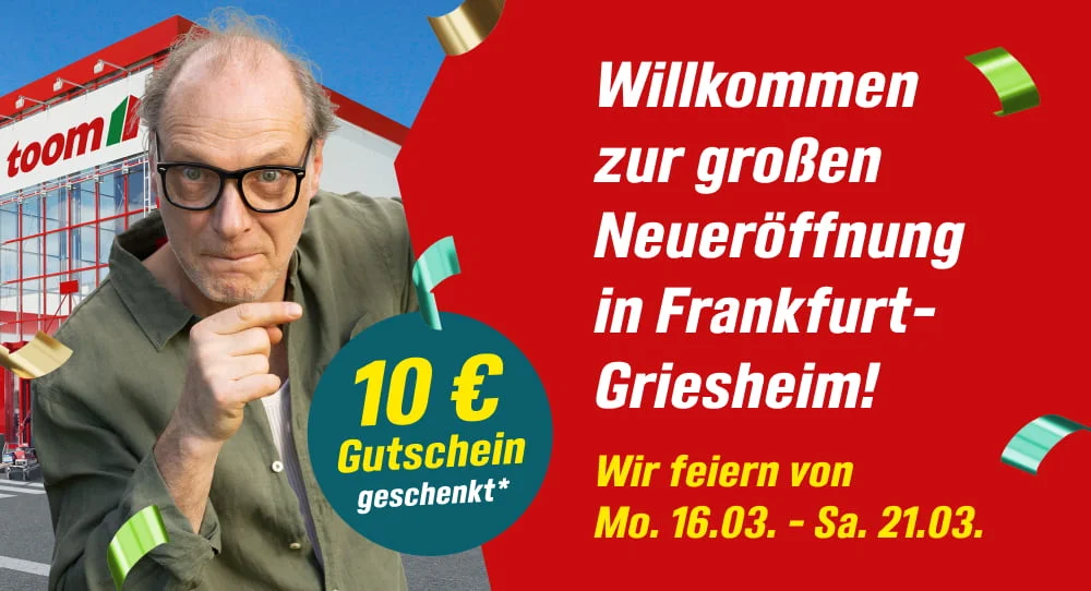Mensch mit Brille vor einem Baumarkt zur Neueröffnung.