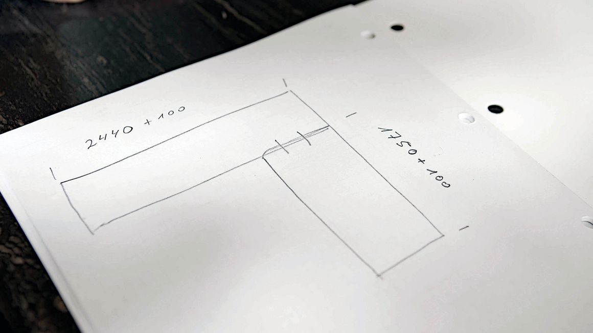 Eine einfache Zeichnung mit Größenangaben einer Arbeitsplatte.