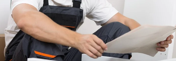 Person liest Bauanleitung