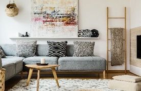 Graues Sofa vor weißer Wand mit Kanten