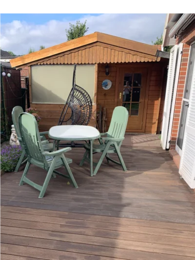 Gartenhaus mit Terrasse und Gartenmöbeln