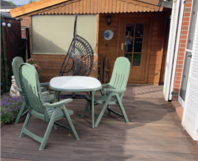 Gartenhaus mit Terrasse und Gartenmöbeln